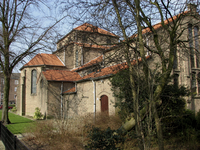 905529 Gezicht op de achterzijde van de St.-Jacobuskerk (Prins Bernhardlaan 39) te Utrecht, met het koor en de ...